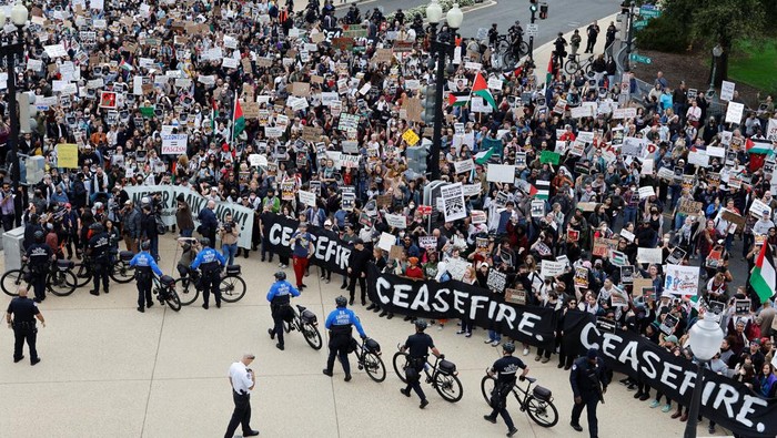 ISRAEL-PALESTINIANS/USA-PROTESTS Protesters calling for a cease fire in Gaza and an end to the Israel-Hamas conflict occupy the rotunda of the Cannon House office building, surrounded by a ring of U.S. Capitol police, on Capitol Hill in Washington, U.S., October 18, 2023. REUTERS/Jonathan Ernst