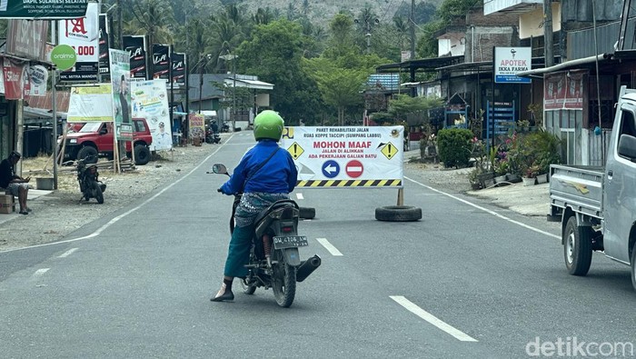 Jalan Poros Sumpang Labbu, Bone, Sulsel ditutup sementara.