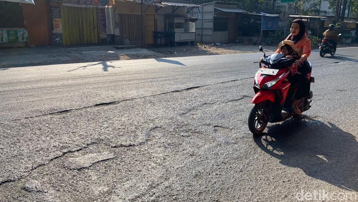 Jalan Raya Barat Cicalengka, Kabupaten Bandung, Jawa Barat rusak.