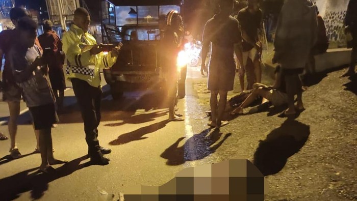 Polisi bernama Briptu Edminson Karubaba tewas usai ditabrak mobil pikap di Kota Jayapura, Papua.