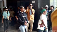 Pantauan detikcom di lokasi, mereka menunggu jadwal sidang secara bersama-sama.  