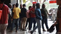 Para pendukung hingga keluarga menunggu di lobby, tepatnya di depan ruang sidang Prof. Dr.HM.Hatta Ali.SH.MH.  