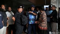 Para pendukung Lukas memakai kaos dan kemeja saat menghadiri sidang vonis.  