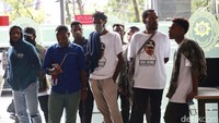 Sebagian dari mereka mengenakan kaos bergambar Lukas Enembe.  