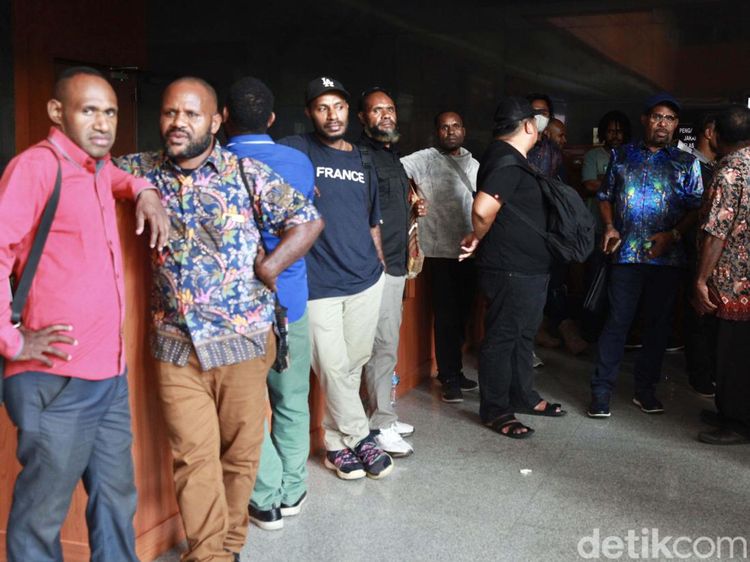 Jelang Sidang Vonis, Pendukung Lukas Enembe Penuhi Pengadilan Tipikor