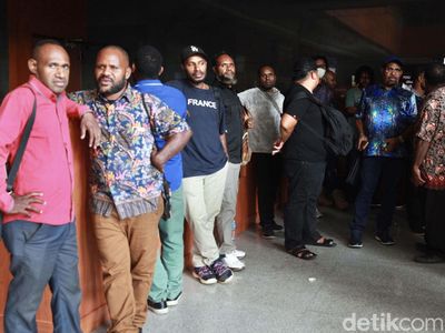 Jelang Sidang Vonis, Pendukung Lukas Enembe Penuhi Pengadilan Tipikor