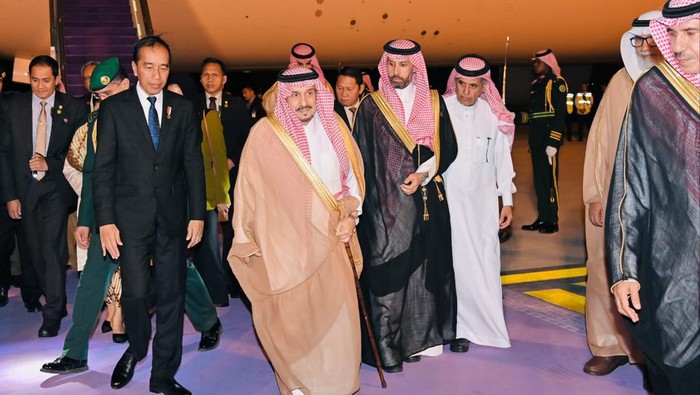 Jokowi Tiba di Riyadh Usai Kunjungi China, Didampingi Erick Thohir-Zulhas (Biro Pers Setpres)
