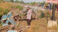 Beruntung sopir pikap hanya mengalami luka lecet dan memar.