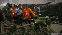 Kepala Basarnas Marsekal Madya TNI Kusworo saat meninjau acara EDRR Indonesia 2023 di Jiexpo, Jakarta, Kamis (19/10/2023).  