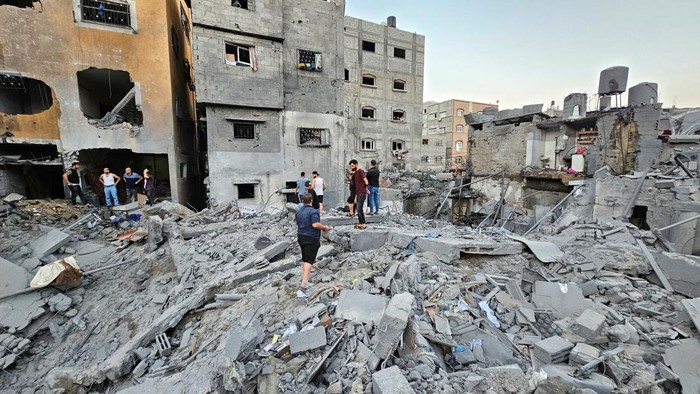 Palestinians gather at site of Israeli strikes on houses in Jabalia in the northern Gaza Strip, October 19, 2023. REUTERS/Anas al-Shareef