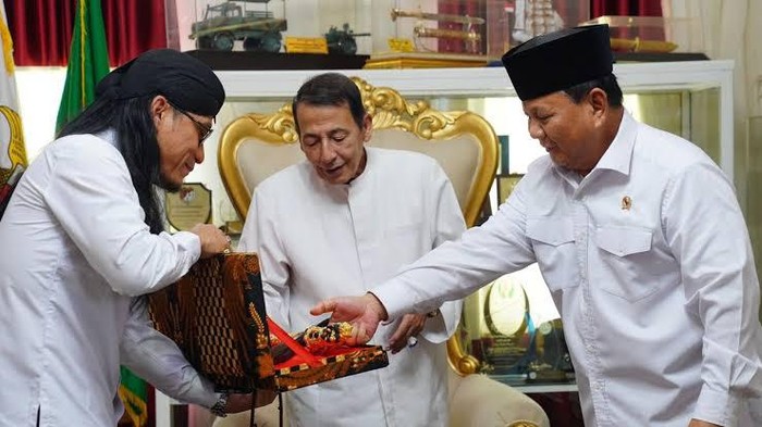Kata Habib Lutfi Soal Cawapres Prabowo Habib Lutfi akhirnya juga angkat bicara soal siapa yang cocok mendampingi Capres Prabowo di Pemilu 2024 mandatang. Siapa dia?
