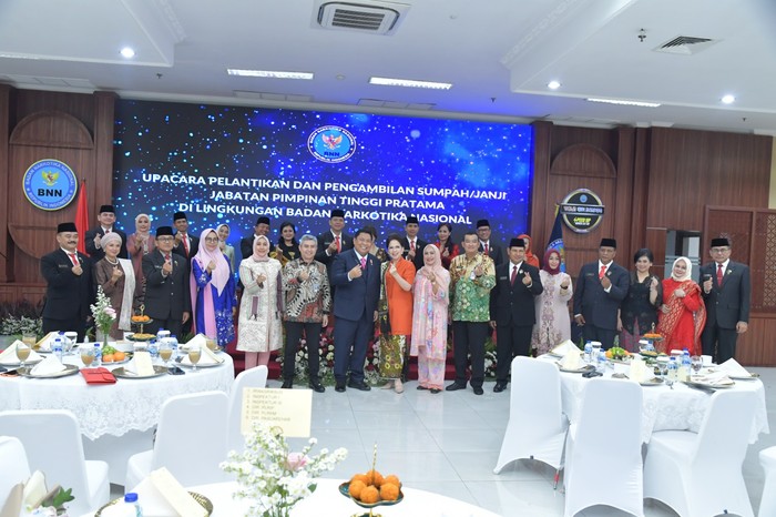 Kepala Badan Narkotika Nasional Republik Indonesia, Komjen Pol. Petrus Reinhard Golose melantik dan mengambil sumpah/janji 17 orang pejabat untuk jabatan Pimpinan Tinggi Pratama di Lingkungan BNN RI bertempat di Lt.7, Ruang Muhammad Hatta, Gedung BNN, Jakarta.