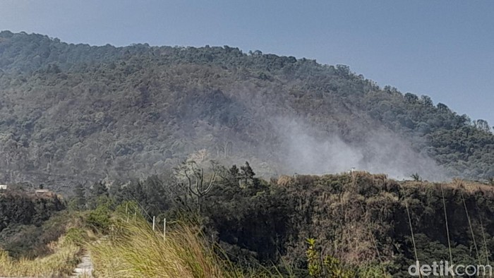 Kepulan asap kebakaran terlihat di area TPSA Cibeureum Sumedang