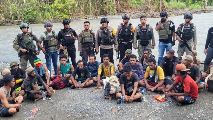 Polisi kembali mengevakuasi 34 korban selamat serangan kelompok kriminal bersenjata (KKB) pimpinan Egianus Kogoya di Kabupaten Yahukimo, Papua Pegunungan.