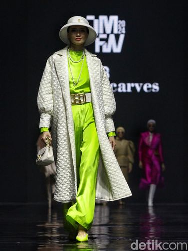 Koleksi Buttonscarves di acara JMFW 2024