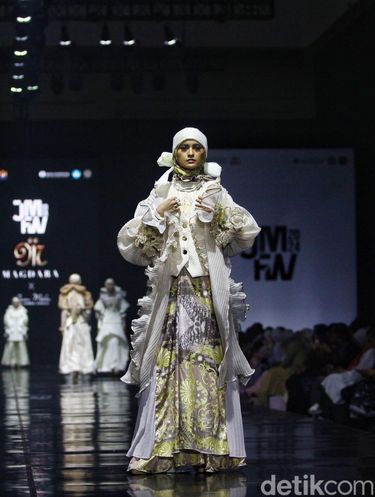 Koleksi Magdara di acara JMFW 2024