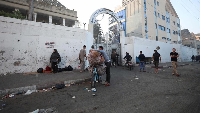 A man pushes his vehicle loaded with mattresses in the area of Al-Ahli hospital where hundreds of Palestinians were killed in a blast that Israeli and Palestinian officials blamed on each other, and where Palestinians who fled their homes were sheltering amid the ongoing conflict with Israel,  in Gaza City, October 18, 2023.  REUTERS/Mohammed Al-Masri