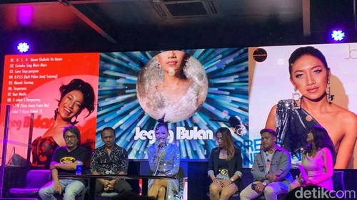 Konferensi pers peluncuran album perdana Jegeg Bulan bertajuk New Spectrum 21di Denpasar, Kamis (19/10/2023). (Foto: Siti Muamalah/detikBali)