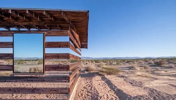 Rumah kayu dengan cermin di gurun pasir California. Foto: Brightside