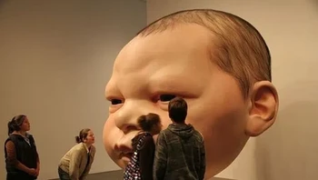 Patung-patung yang sangat realistis sebuah karya dari seniman Ron Mueck. Foto: Brightside