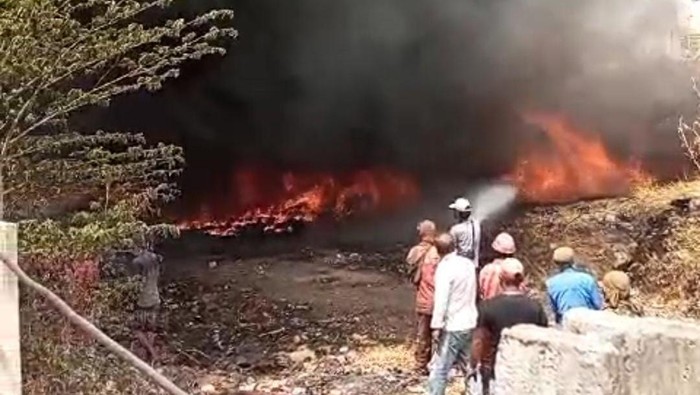 Lahan penuh ban bekas di galangan kapal PT Gapura di Kamal Bangkalan terbakar