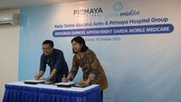 Chief Executive Officer Primaya Hospital Group, Leona A. Karnali dan Operation Director Asuransi Astra, Hendry Yoga berbincang usai penandatanganan nota kesepahaman di RS Primaya, Bekasi Kamis (19/10/2023). 