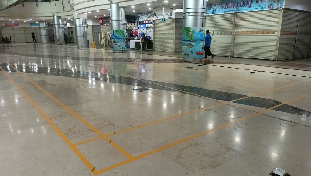 Lobby WTC Mangga Dua disulap jadi lapangan Badminton. (CNBC Indonesia/Ferry Sandi)