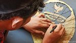 Unik Karya Lukis Daun Jati Asal Probolinggo Mendunia