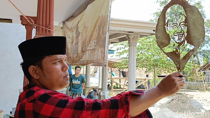 Lukisan Tokoh Dari Daun Jati Lukisan Tokoh Dari Daun Jati