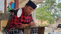 Trik khusus membuat lukisan dari duan jati ini membutuhkan waktu 20 menit untuk  satu wajah dengan beragam beragam ukuran.
