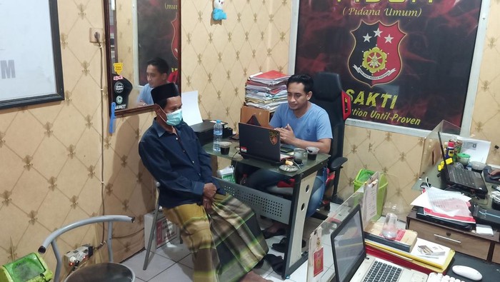 M, pelaku pembcaokan di Pamekasan saat diperiksa di kantor polisi
