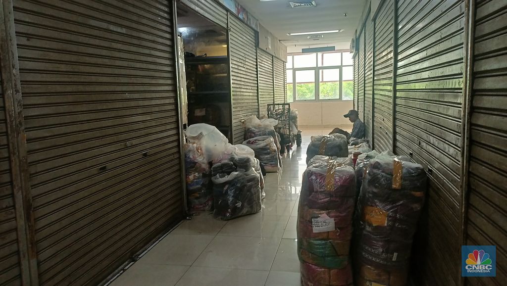 Mal Mangga Dua sebagai pusat perbelanjaan sudah mulai memudar. Beberapa mal di kawasan ini serempak mulai sepi, mulai dari WTC Mangga Dua hingga Pasar Pagi Mangga Dua. Hal ini terlihat dari banyaknya tenant yang tutup. (CNBC Indonesia/Ferry Sandi)