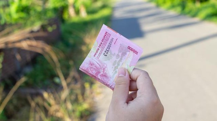 Uang seratus ribu rupiah.