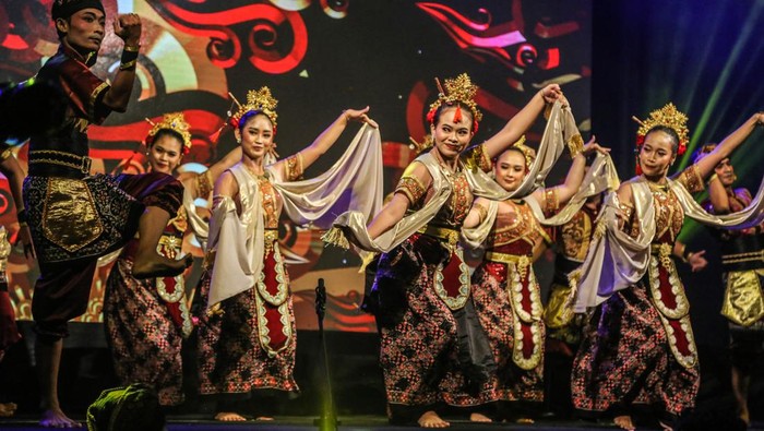 Melihat Festival dan Pameran Foto Wayang Pengunjung mengamati karya foto pada pameran foto wayang dalam Festival Wayang Orang Nasional 2023 di Taman Budaya Raden Saleh, Semarang, Jawa Tengah, Rabu (18/10/2023). Pameran foto yang diadakan Dinas Kebudayaan dan Pariwisata Kota Semarang dalam rangka menyambut Hari Wayang Nasioanl itu menampilkan puluhan karya foto tentang pertunjukan tokoh pewayangan orang dan kulit dari berbagai daerah di Indonesia. ANTARA FOTO/Makna Zaezar/hp.