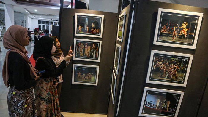 Pengunjung mengamati karya foto pada pameran foto wayang dalam Festival Wayang Orang Nasional 2023 di Taman Budaya Raden Saleh, Semarang, Jawa Tengah, Rabu (18/10/2023). Pameran foto yang diadakan Dinas Kebudayaan dan Pariwisata Kota Semarang dalam rangka menyambut Hari Wayang Nasioanl itu menampilkan puluhan karya foto tentang pertunjukan tokoh pewayangan orang dan kulit dari berbagai daerah di Indonesia. ANTARA FOTO/Makna Zaezar/hp.