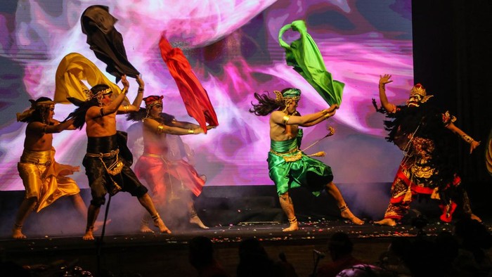Melihat Festival dan Pameran Foto Wayang Pengunjung mengamati karya foto pada pameran foto wayang dalam Festival Wayang Orang Nasional 2023 di Taman Budaya Raden Saleh, Semarang, Jawa Tengah, Rabu (18/10/2023). Pameran foto yang diadakan Dinas Kebudayaan dan Pariwisata Kota Semarang dalam rangka menyambut Hari Wayang Nasioanl itu menampilkan puluhan karya foto tentang pertunjukan tokoh pewayangan orang dan kulit dari berbagai daerah di Indonesia. ANTARA FOTO/Makna Zaezar/hp.