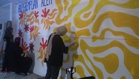 Jakarta 32 bersama 5 mahasiswa seni di 5 kota sedang membuat mural di salah satu sisi bangunan PFN yang berada di Jalan Otista, Jakarta Timur.   Foto: Tia Agnes/ detikcom