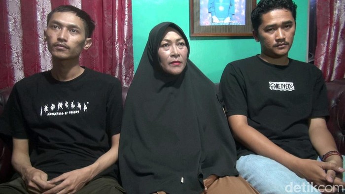 Mimin (tengah) dan kedua anaknya Arighi dan Abi saat memberikan keterangan kepada awak media