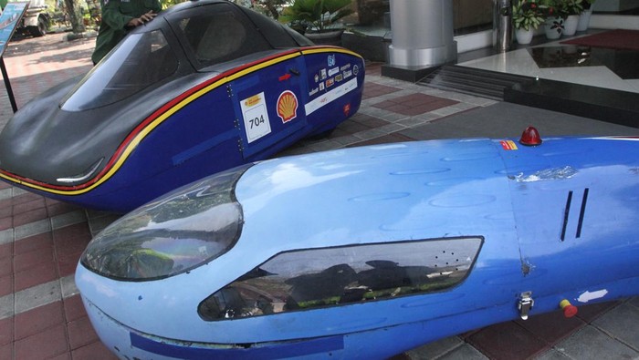 Mobil Hemat Energi Rakitan Mahasiswa Malang Meluncur di Jalanan Mahasiswa melakukan uji coba pada kendaraan hemat energi yang diberi nama Rayap Aspalt Evo-5 dan Supercrofa di kampus Universitas Muhammadiyah Malang, Jawa Timur, Kamis (19/10/2023). Mahasiswa di kampus tersebut merakit dua mobil hemat energi yakni mobil berbahan bakar etanol yang mampu menempuh jarak sekitar 1.000 kilometer dengan satu liter etanol dan mobil listrik dengan jarak tempuh 200 kilometer per kilowatt hour (kWh). ANTARA FOTO/Ari Bowo Sucipto