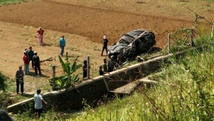 Mobil Pajero kecelakaan di Tol Bocimi hingga terjun ke perkebunan di Cigombong, Kabupaten Bogor.
