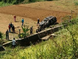 Pajero Terjun dari Tol Bocimi ke Kebun Warga Diduga gegara Sopir Ngantuk