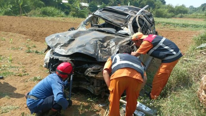 Mobil Pajero kecelakaan di Tol Bocimi hingga terjun ke perkebunan di Cigombong, Kabupaten Bogor.