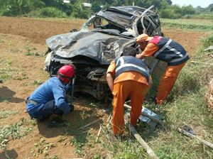Cerita Damkar Evakuasi Pajero Terjun dari Tol Bocimi hingga Sopir Terpental