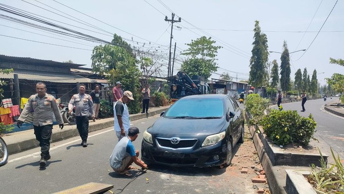 Mobil sedan yang terlibat laka di Maguwoharjo, Sleman, Kamis (19/10/2023).