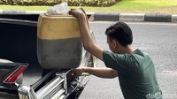 Diduga mobil kehabisan bensin dan saat ini menggunkan jasa towing untuk dipindahkan.