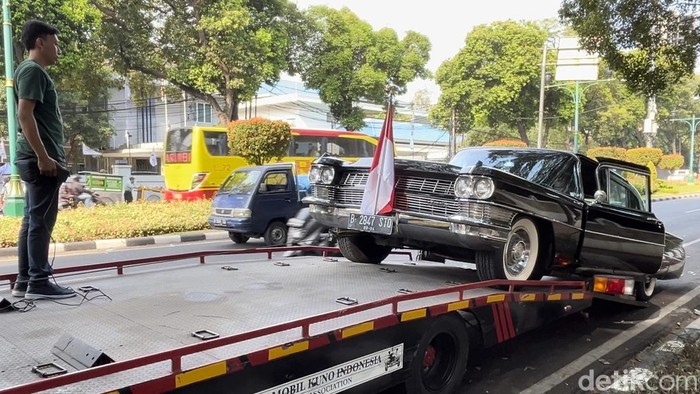 Mogok, Mobil Dinas Sukarno Gagal Antar Ganjar ke KPU Mogok, Mobil Dinas Sukarno Gagal Antar Ganjar ke KPU