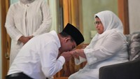 Bakal calon presiden dari Koalisi Perubahan Anies Baswedan sungkeman meminta restu kepada ibunya Aliyah Rasyid Baswedan sebelum mendaftarkan diri ke KPU di kediamannya di Lebak Bulus, Jakarta, Kamis (19/10/2023).