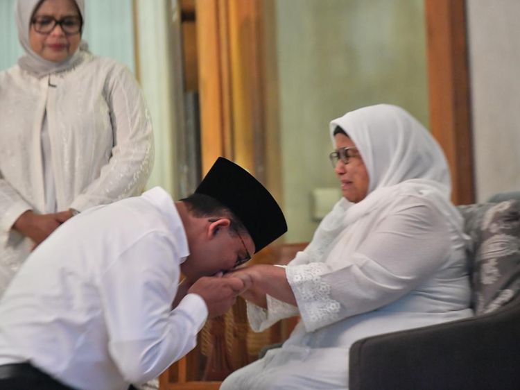 Momen Anies Sungkem Minta Restu Ibunya Sebelum Mendaftar ke KPU