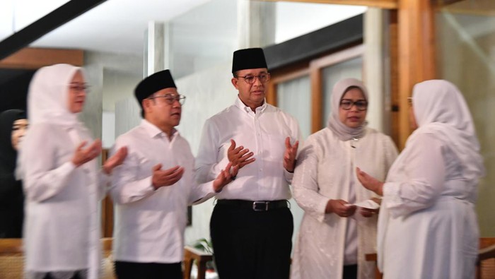 Pasangan bakal calon presiden dari Koalisi Perubahan Anies Baswedan dan Muhaimin Iskandar berdoa bersama saat meminta restu kepada ibunya Aliyah Rasyid Baswedan sebelum mendaftarkan diri ke KPU di kediamannya di Lebak Bulus, Jakarta, Kamis (19/10/2023). ANTARA FOTO/Indrianto Eko Suwarso/hp.