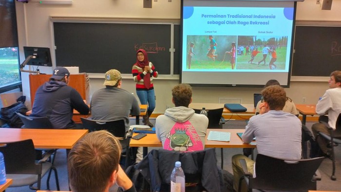 Momen Ari Kusmiatun mengajar bahasa Indonesia di Amerika Serikat salah satunya di Yale University